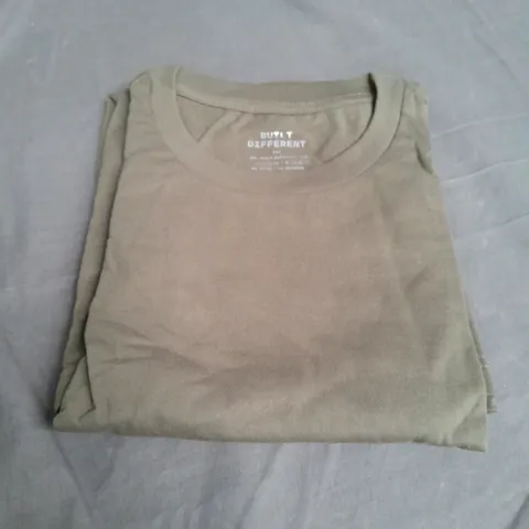 BUILT DIFFERENT CREW T-SHIRT IN KHAKI - 2XL