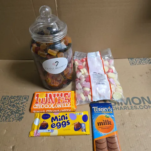 TOTE OF APPROXIMATELY 20 CONFECTIONERY ITEMS TO INCLUDE TERRY'S CHOCOLATE ORANGE BAR, PINK MIX SWEETS AND CADBURY'S MINI EGGS BAR