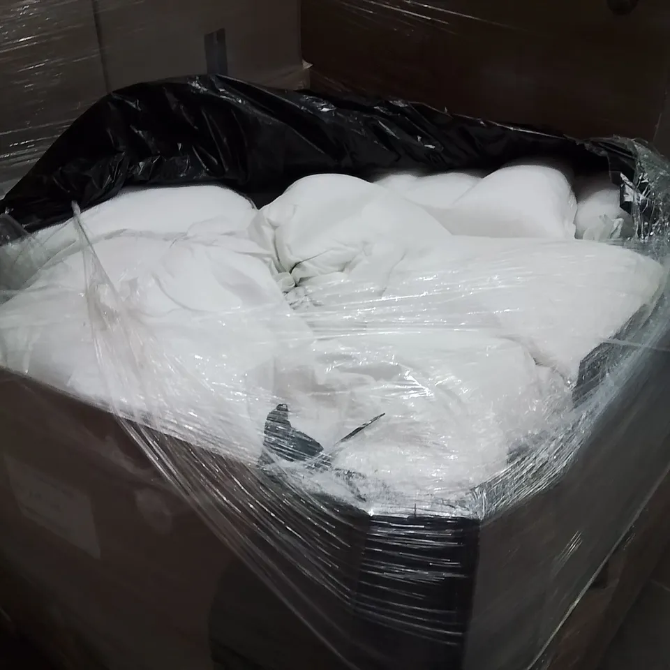 PALLET CONTAINING A LARGE QUANTITY OF POLYSTYRENE BALLS