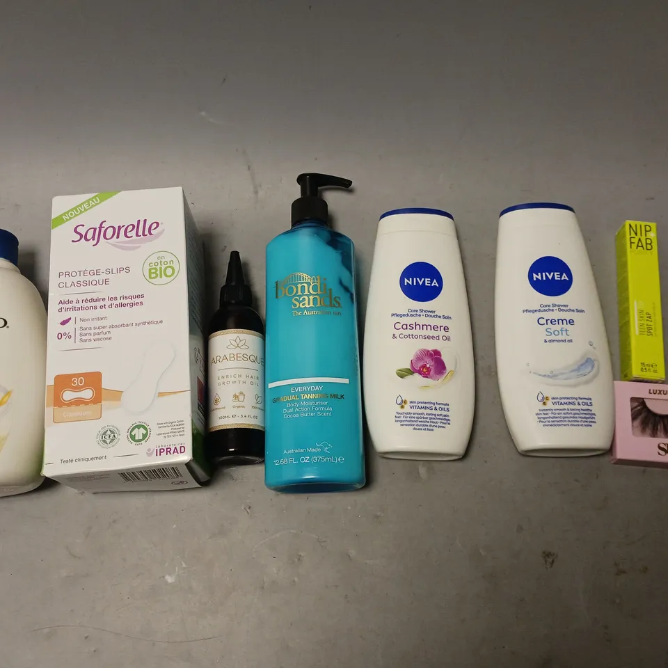 BOX OF APPROXIMATELY 15 COSMETIC ITEMS TO INCLUDE JOICE SHAMPOO, LASHTOPIA, AND V05 GEL SPRAY ETC. 