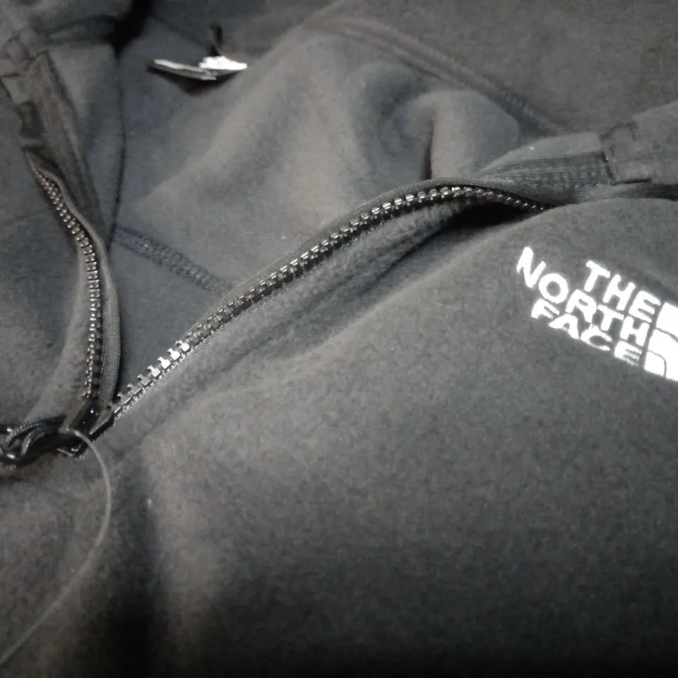 THE NORTH FACE BLACK/LOGO FLEECE - MEDIUM