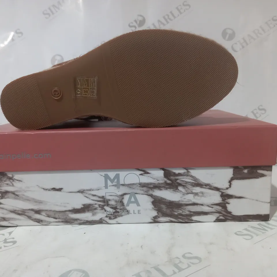 BOXED PAIR OF MODA IN PELLE PARRIS T-BAR METAL DETAIL WEDGE SANDALS IN TAN SIZE 7