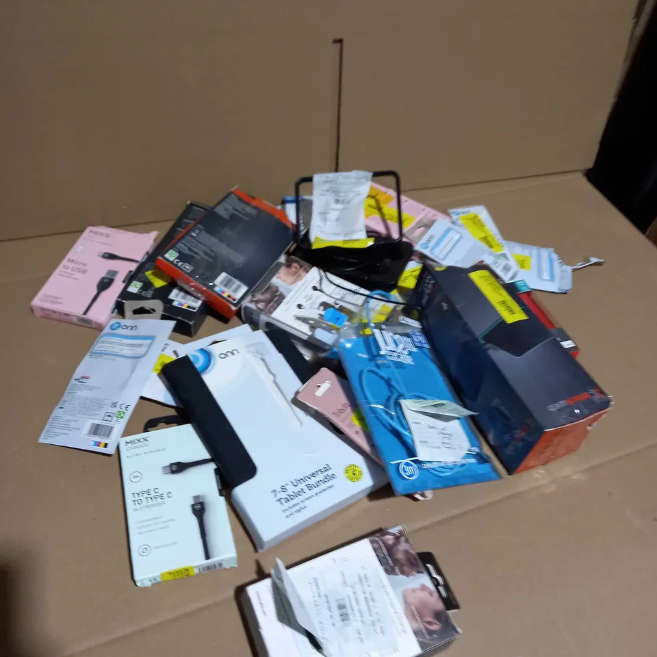 LOT OF 30 ITEMS INCLUDING USB'S EARPHONES AND CHARGERS 