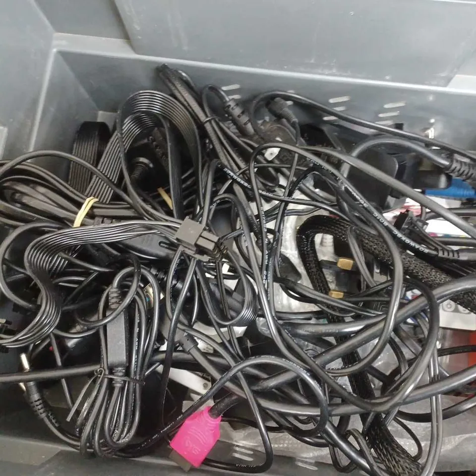 APPROXIMATELY 20 ASSORTED ITEMS TO INCLUDE TV REMOTE CONTROLLERS, CABLES, ADAPTERS ETC