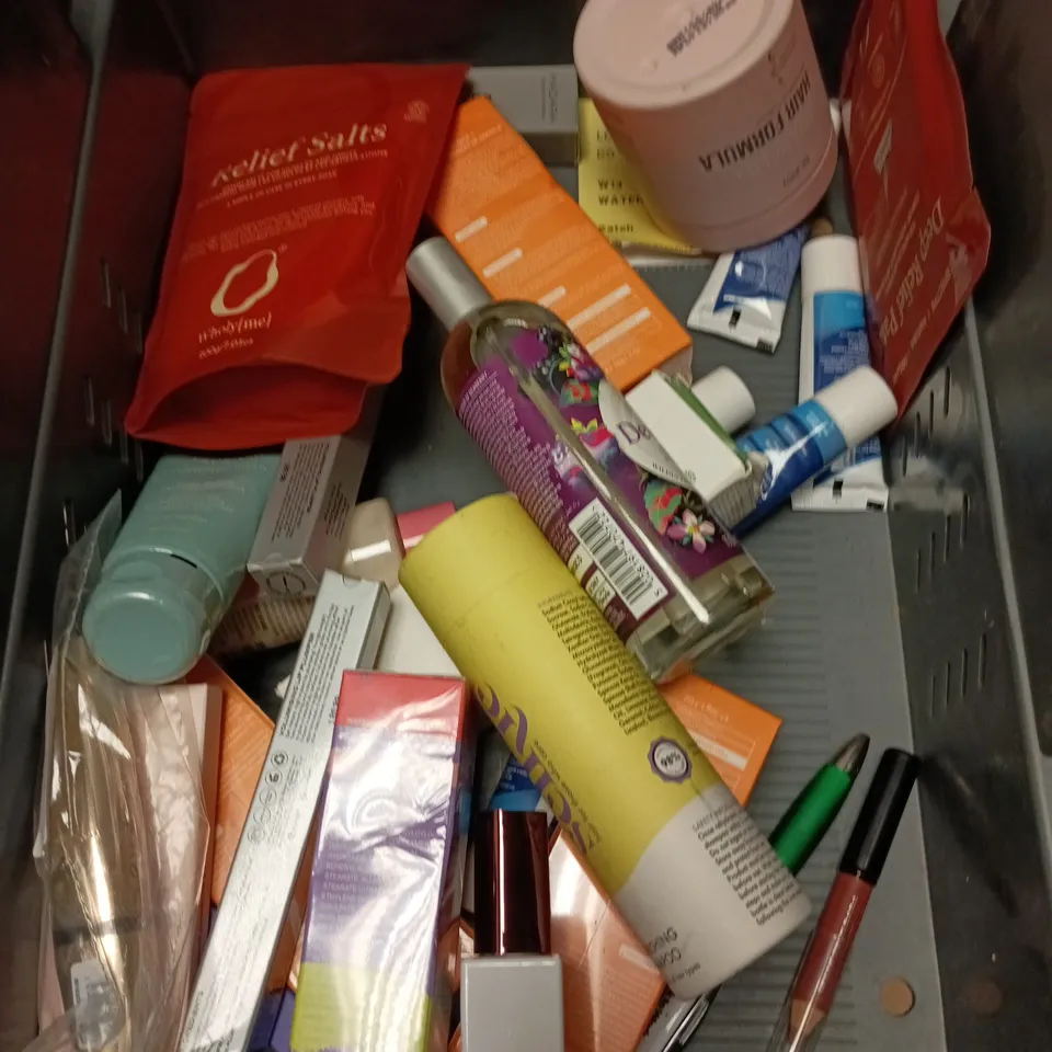 APPROXIMATEY 20 ASSORTED HEALTH AND BEAUTY PRODUCTS TO INCLUDE - PANTENE PRO-V CONDITIONER - THE BODY SHOP DEWBERRY SHOWER GEL AND NIVEA SOFT HAND AND BODY CREAM