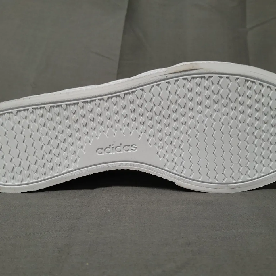 PAIR OF ADIDAS TRAINERS IN WHITE UK SIZE 8.5