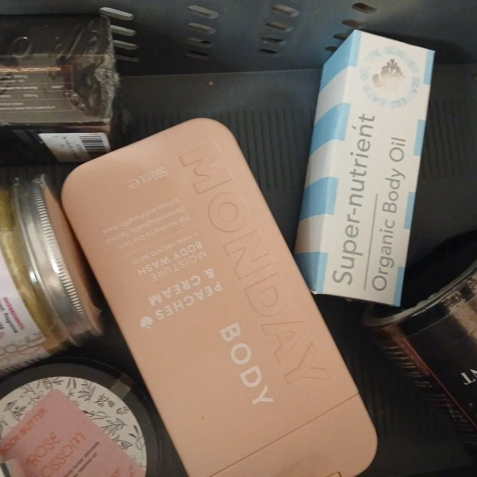 APPROX 12 ASSORTED BEAUTY PRODUCTS TO INCLUDE OLAY SKINCARE SET, MONDAY BODY SCRUB, PANTENE CONDITIONER, ETC