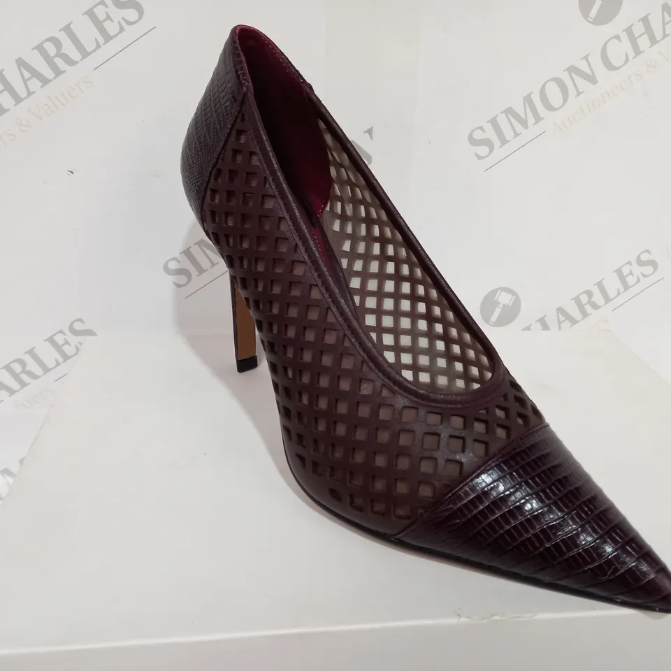 BOXED PAIR OF REISS CLOVER LIZARD SLIP-ON HEELS IN POMEGRANATE SIZE 4