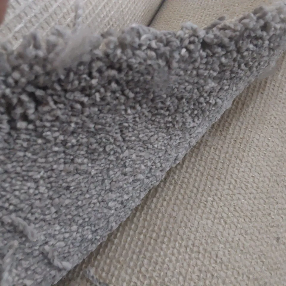 ROLL OF QUALITY HEARTLANDS HEATHERS CHROMIUM CARPET APPROXIMATELY 4M × 2.65M