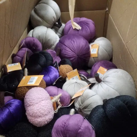 PALLET CONTAINING ASSORTED HALLOWEEN DECORATIONS & PRODUCTS INCLUDING PAPER PLATES,  WOODEN DECORATIONS, FELT WITCH BAG, GHOST AND BAT TIC TAC TOE GAME & PLUSH PUMPKINS