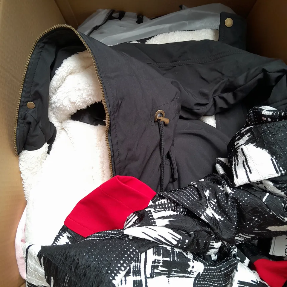 APPROXIMATELY 20 ASSORTED CLOTHING ITEMS IN VARIOUS SIZES AND STYLES TO INCLUDE - SHIRT, JEANS, LEGGINGS, ETC