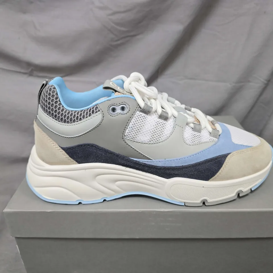 BOXED PAIR OF CLEENS AERO RUNNER TRAINERS IN WHITE/BLUE MULTI - UK 10