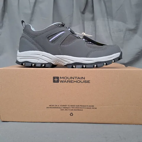 BOXED PAIR OF MOUNTAIN WAREHOUSE MCLEOD WOMENS WIDE FIT WALKING SHOES IN GREY/LILAC UK SIZE 5