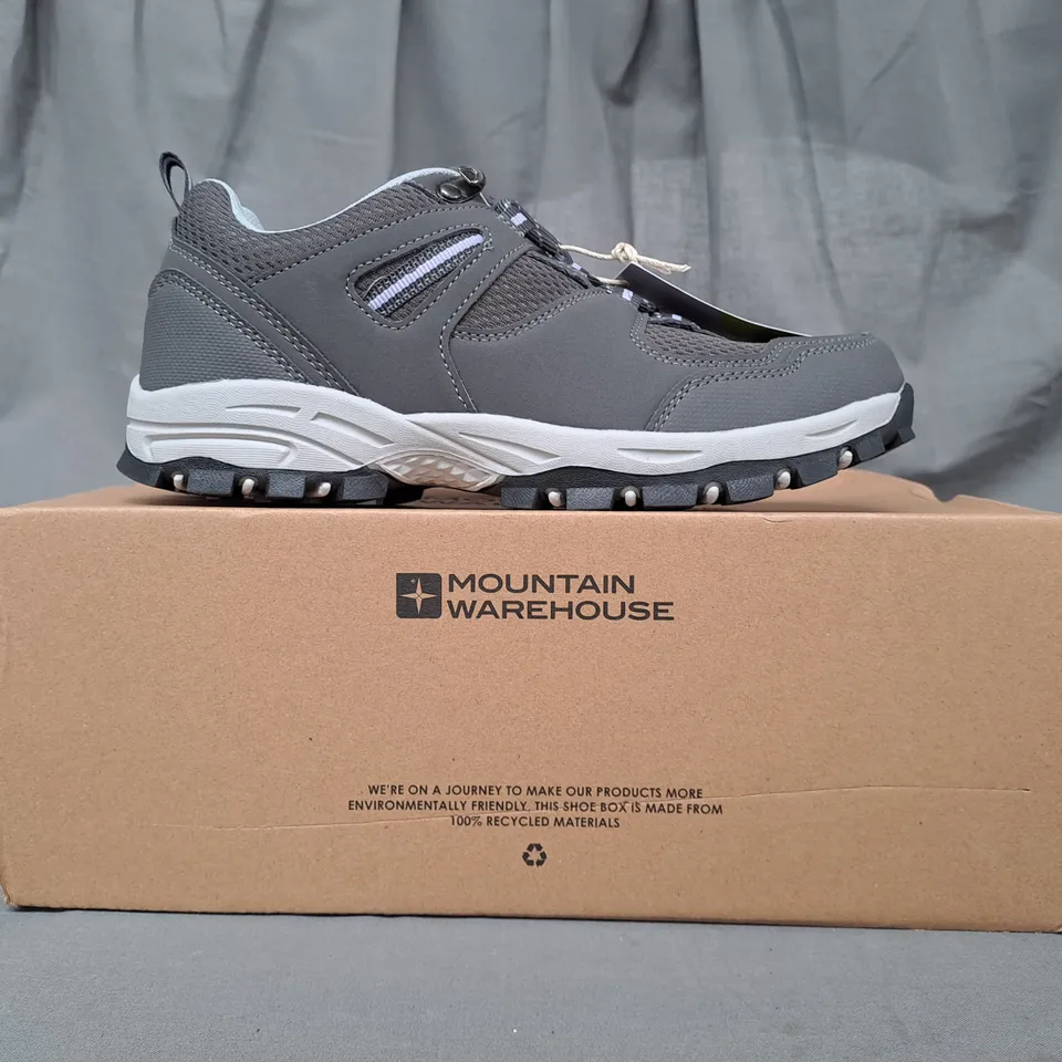 BOXED PAIR OF MOUNTAIN WAREHOUSE MCLEOD WOMENS WIDE FIT WALKING SHOES IN GREY/LILAC UK SIZE 5