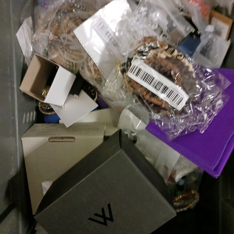 APPROXIMATELY 20 ASSORTED JEWELLERY PRODUCTS TO INCLUDE BRACELETS, NECKLACES, WATCHES ETC 