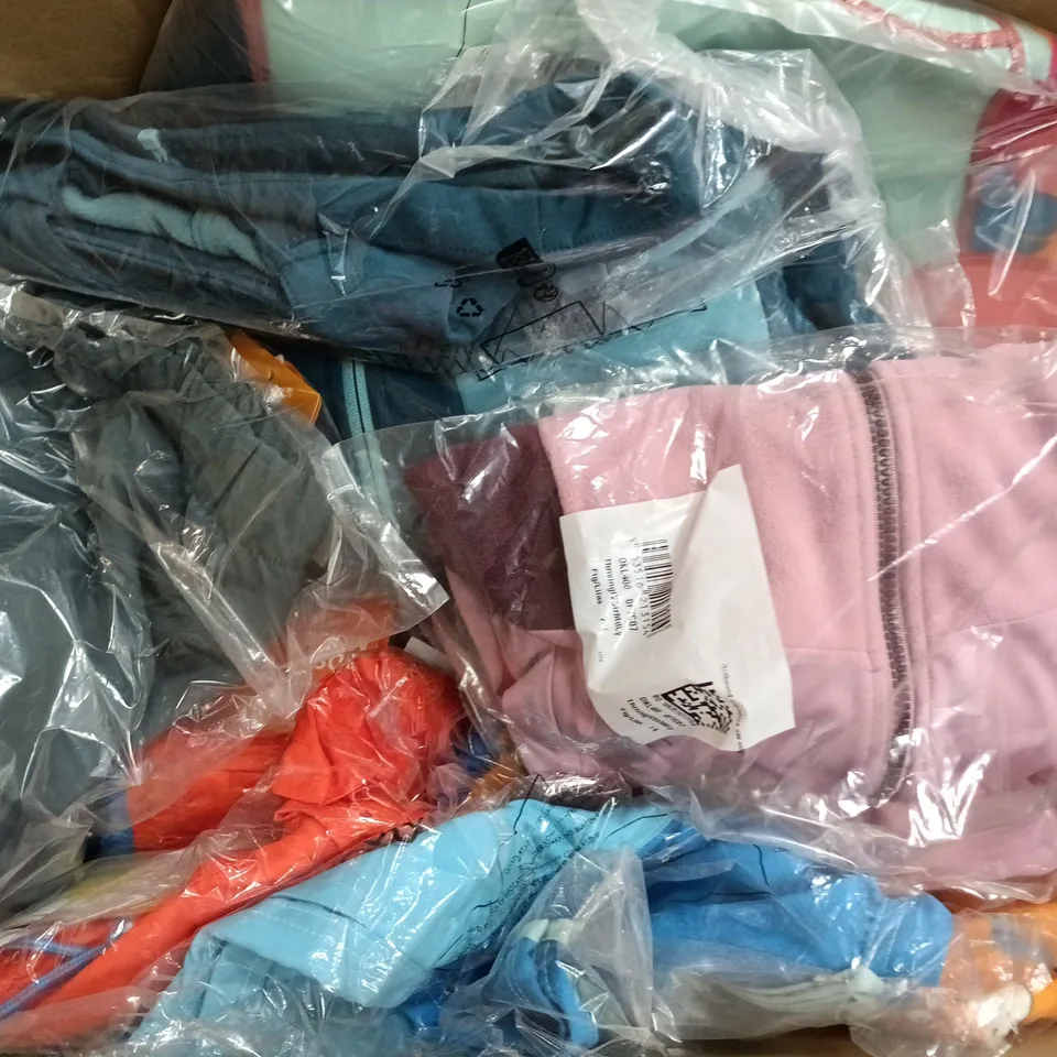 APPROXIMATELY 34 BRAND NEW REGATTA/DARE2B KIDS CLOTHING ITEMS IN VARIOUS SIZES, STYLES & COLOURS TO INCLUDE SERGIO SWIMSHORTS, SKANDRELL SWIMSHORTS, HAYDENBURY JACKET, ETC