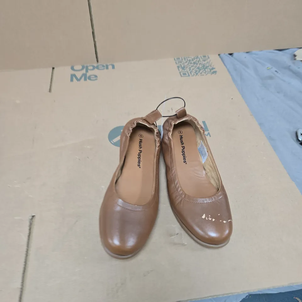 BOX OF APPROXIMATELY 12 ASSORTED ITEMS TO INCLUDE: UK 6 HUSHPUPPIES PUMPS 