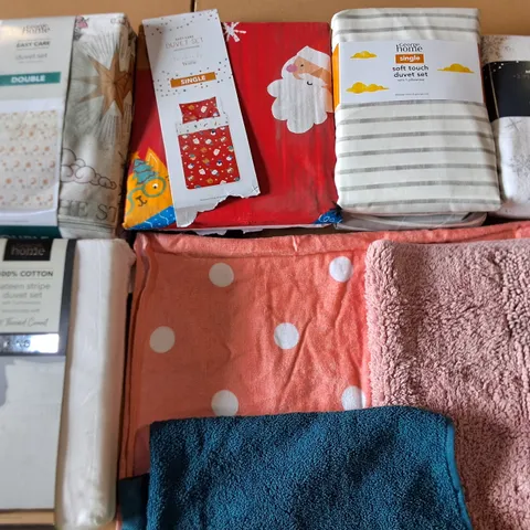 LOT OF APPROXIMATELY 20 ASSORTED BEDDING AND SOFT FURNISHING ITEMS TO INCLUDE DUVETS, THROWS AND TOWELS