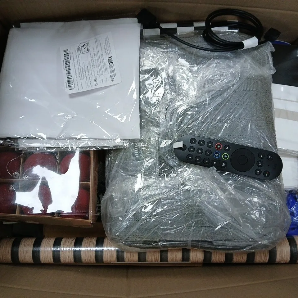 APPROXIMATELY 20 ASSORTED HOUSEHOLD PRODUCTS TO INCLUDE WALLPAPER, HOTEL COLLECTION PILLOWCASES, BAUBLES, ETC - COLLECTION ONLY