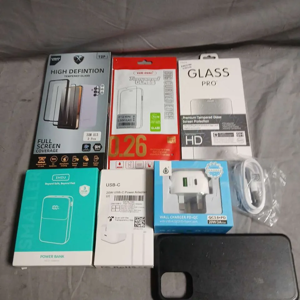 APPROXIMATELY 20 ASSORTED SMARTPHONE ACCESSORIES TO INCLUDE CHARGING CABLES, POWERBANKS, PHONE CASES ETC