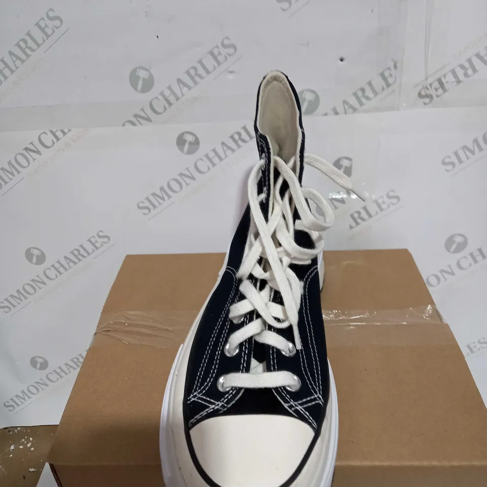 BOXED CONVERSE ALL STAR LACED TRAINING SHOES IN BLUE/WHITE - UK SIZE 8