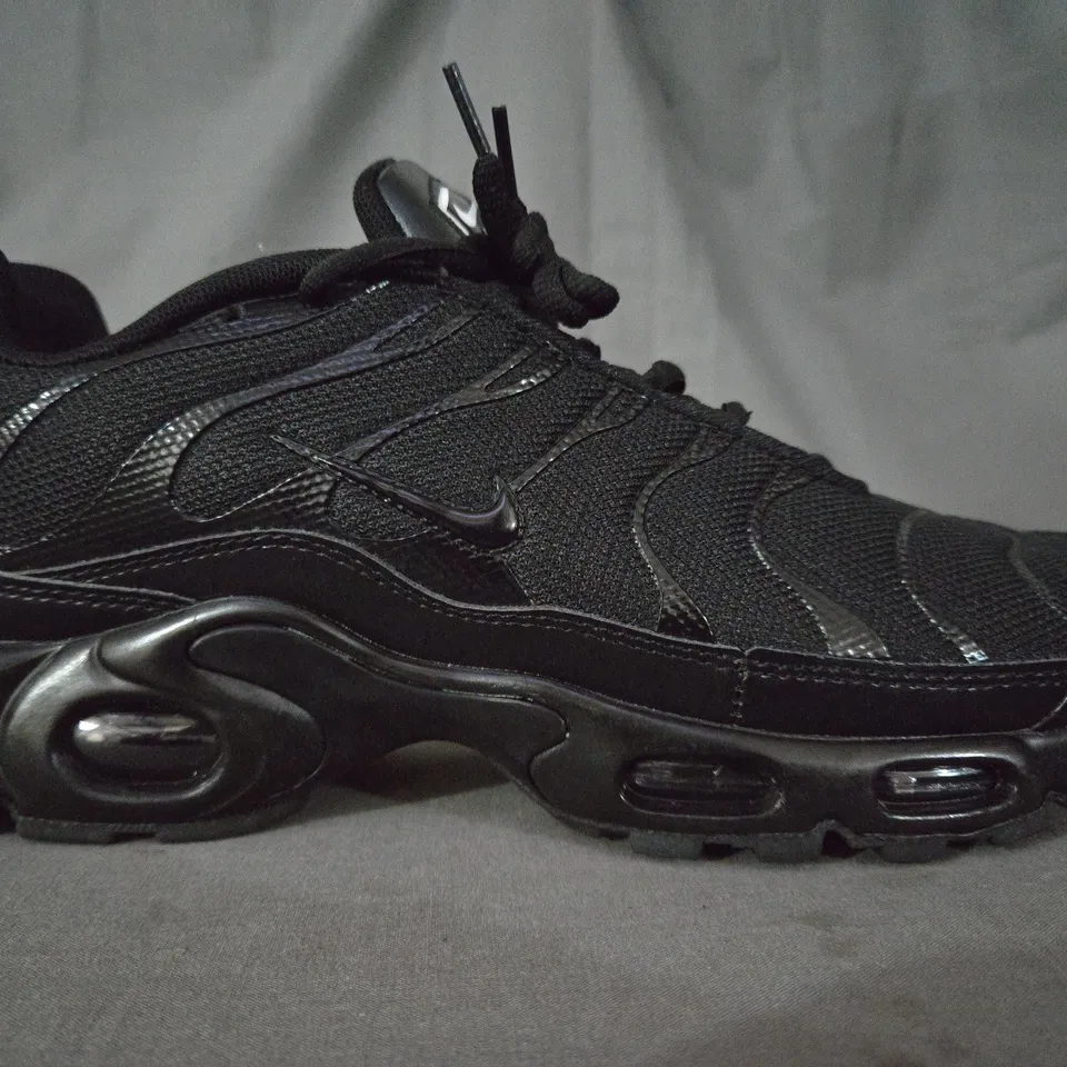 BOXED PAIR OF NIKE TN AIR SHOES IN BLACK UK SIZE 10