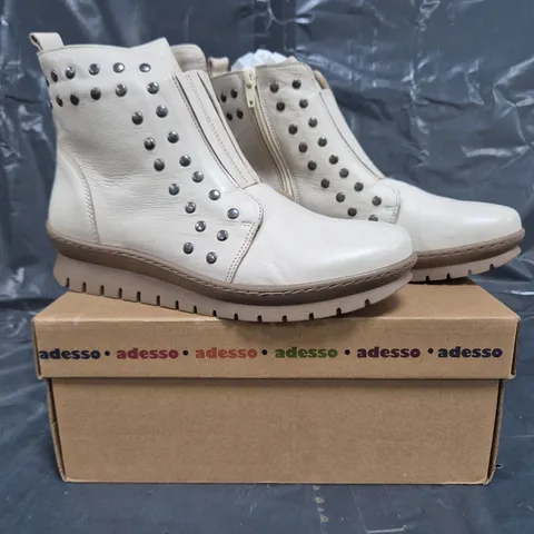 BOXED PAIR OF ADESSO KIKI LEATHER BOOTS IN EGGNOG SIZE 6