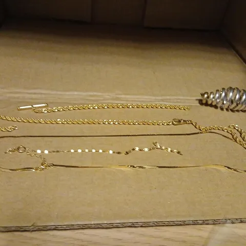 APPROXIMATELY 16 ITEMS OF ASSORTED JEWELLERY TO INCLUDE; NECKLACES, RINGS AND BRACELETS