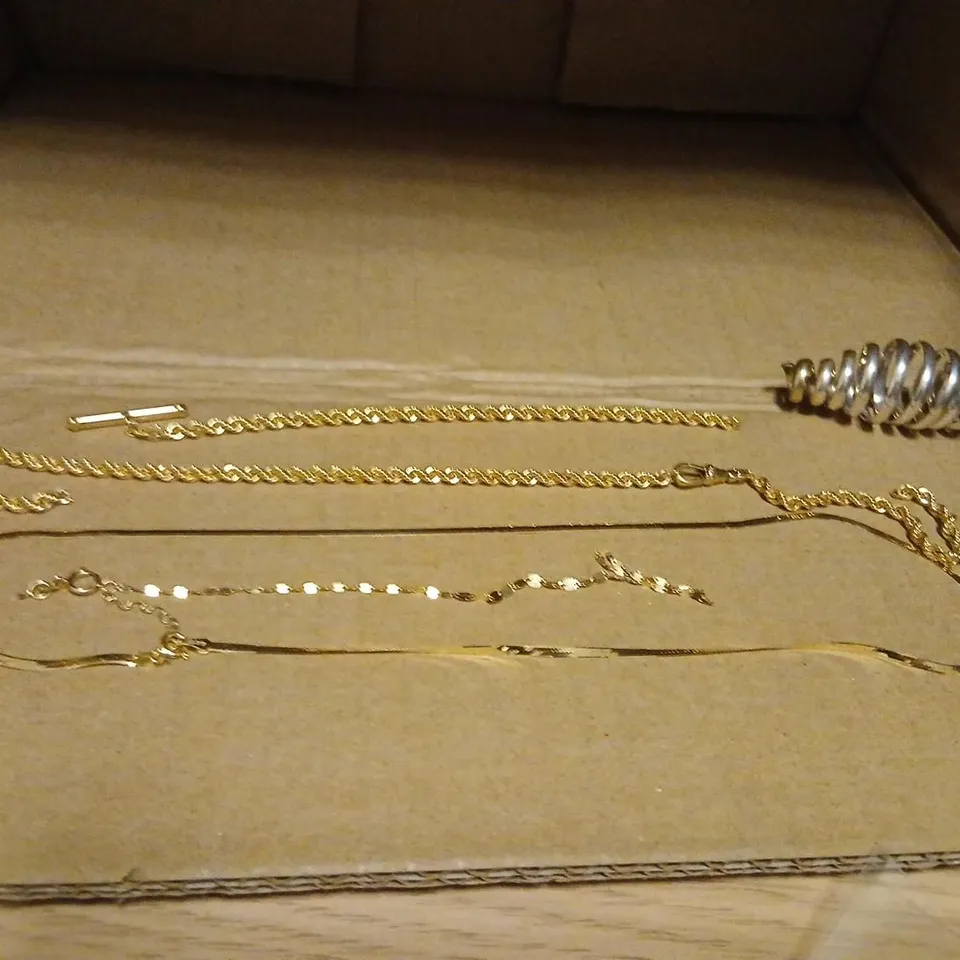 APPROXIMATELY 16 ITEMS OF ASSORTED JEWELLERY TO INCLUDE; NECKLACES, RINGS AND BRACELETS