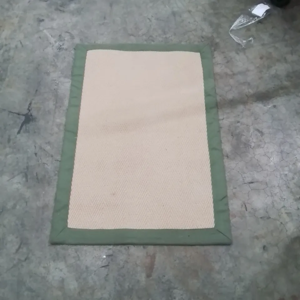 QUALITY DESIGNER AREA RUG - APPROXIMATELY 90X60CM