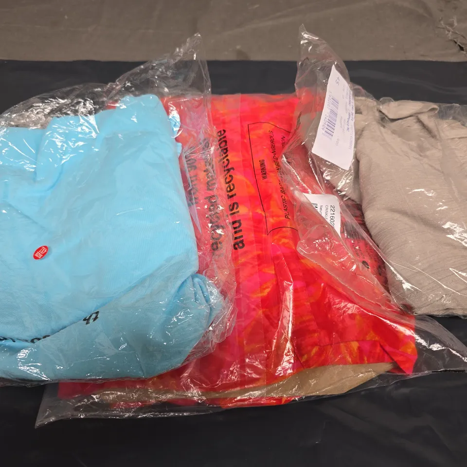 BOX OF APROX 20 ASSORTED ITEMS OF CLOTHING IN VARIOUS SIZES, COLOURS AND STYLES - COLLECTION ONLY 