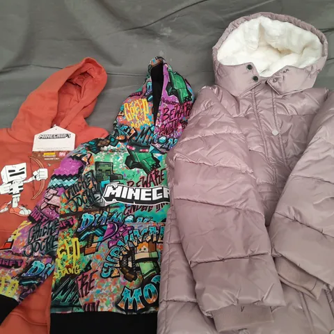 APPROXIMATELY 10 ASSORTED KIDS CLOTHING TO INCLUDE MINECRAFT HOODIE 7-8 YEARS, GEORGE JACKET 10-11 YEARS, GRUFFALO BABY 3-6 MONTHS, FRED & FLO 3-6 MONTHS