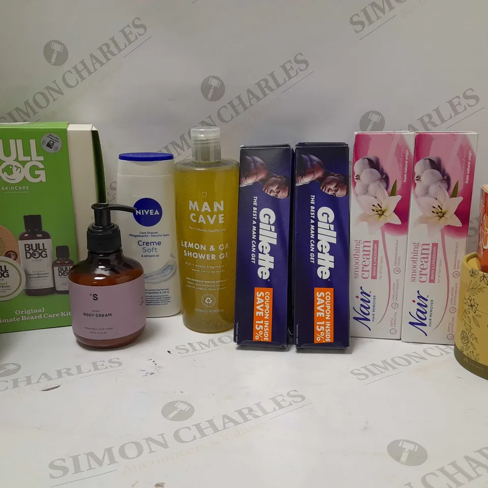 LOT OF APPROX 10 ASSORTED BATH & BODY PRODUCTS TO INCLUDE SMART BODY CREAM, BULLDOG ULTIMATE BEARD KIT, THE BODY SHOP SPICED ORANGE BATH BOMB, ETC 
