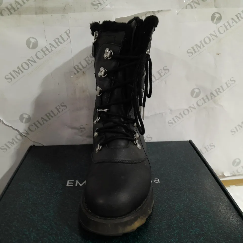 BOXED PAIR OF EMU LEATHER WALKING BOOTS BLACK SIZE 7