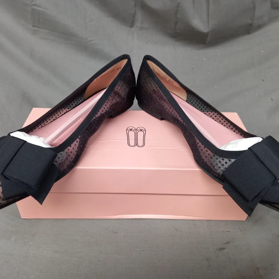 BOXED PAIR OF PRETTY BALLERINAS SHOES IN BLACK W. BOW DETAIL EU SIZE 41.5