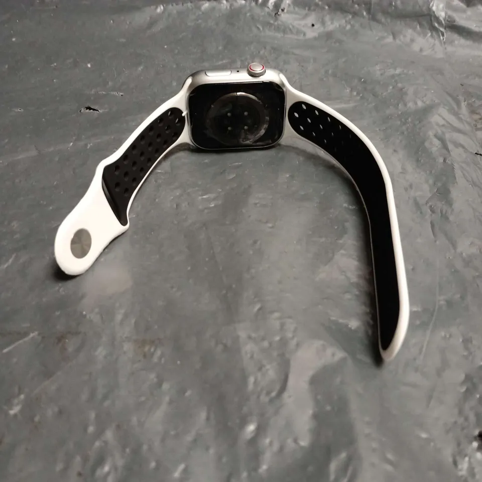 APPLE WATCH SERIES 9 BLACK AND WHITE. UNBOXED