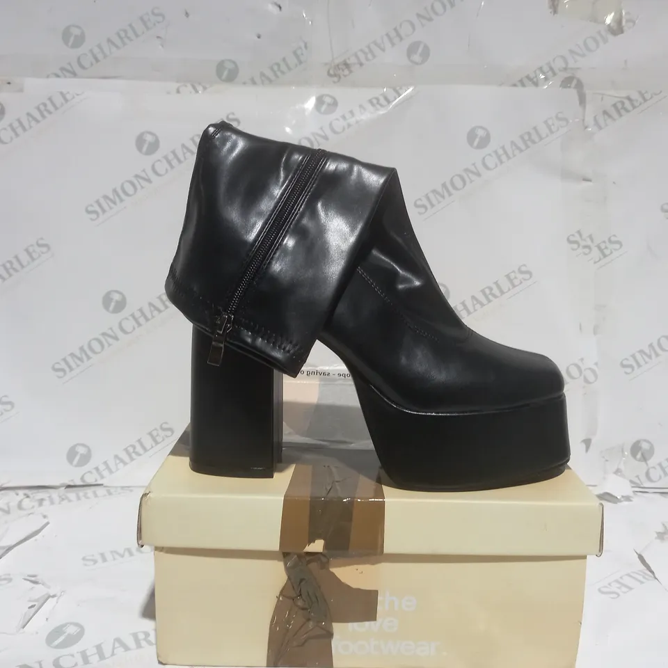 BRAND NEW BOXED PAIR OF KOI VEGAN PLATFORM HEELED BOOTS IN BLACK - UK SIZE 9