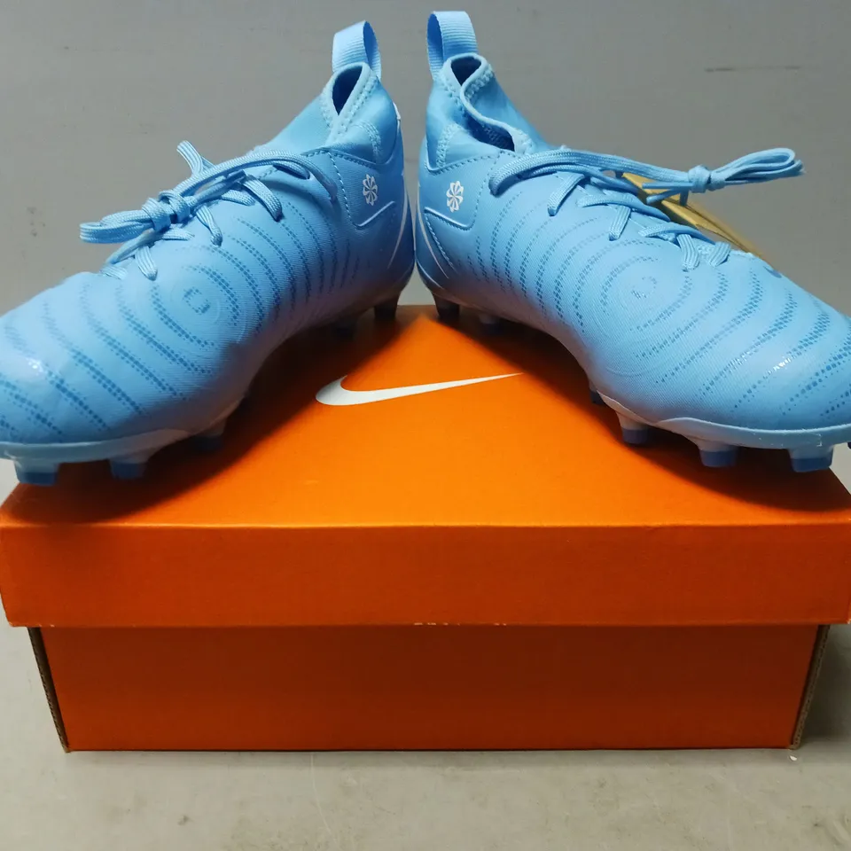 BOXED PAIR OF NIKE JR PHANTOM LUNA II FOOTBALL BOOTS IN BLUE/WHITE UK SIZE 1.5