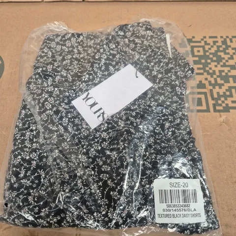 YOURS WOMEN'S TEXTURED BLACK DAISY SHORTS – 20