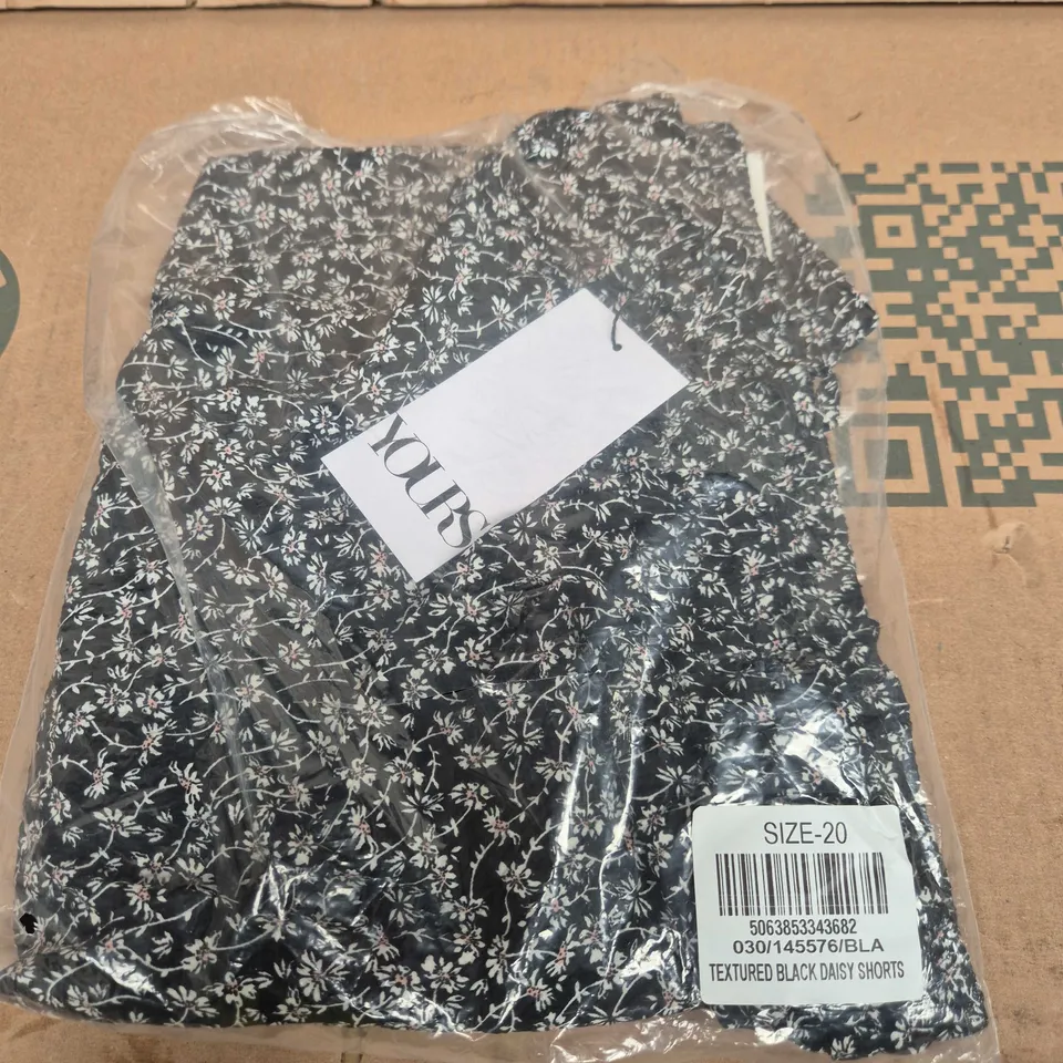 YOURS WOMEN'S TEXTURED BLACK DAISY SHORTS – 20
