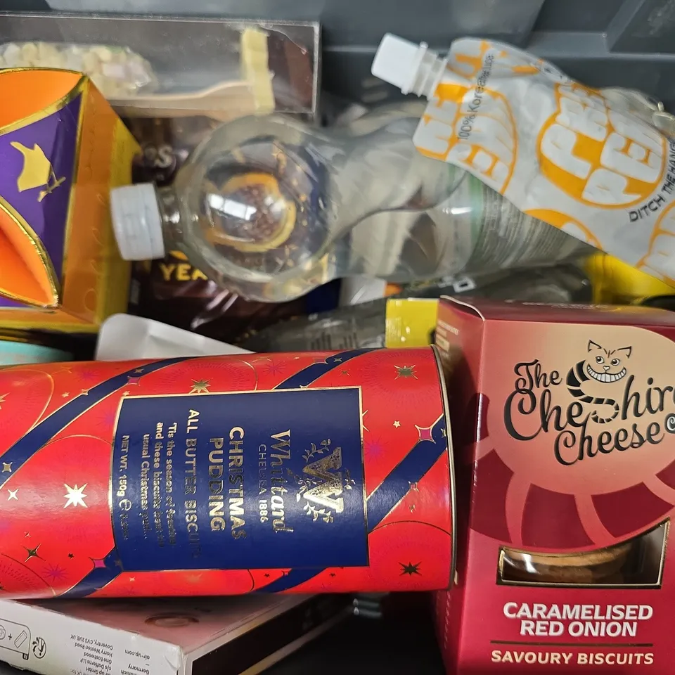 APPROXIMATELY 12 ASSORTED FOOD & DRINK ITEMS TO INCLUDE AIR UP PODS, SAVOURY BISCUITS, FLAVOURED WATER, ETC - COLLECTION ONLY