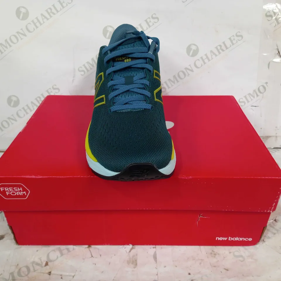 BOXED PAIR OF NEW BALANCE FRESH FOAM 880 RUNNING SHOES IN AQUA/LIME UK SIZE 9.5