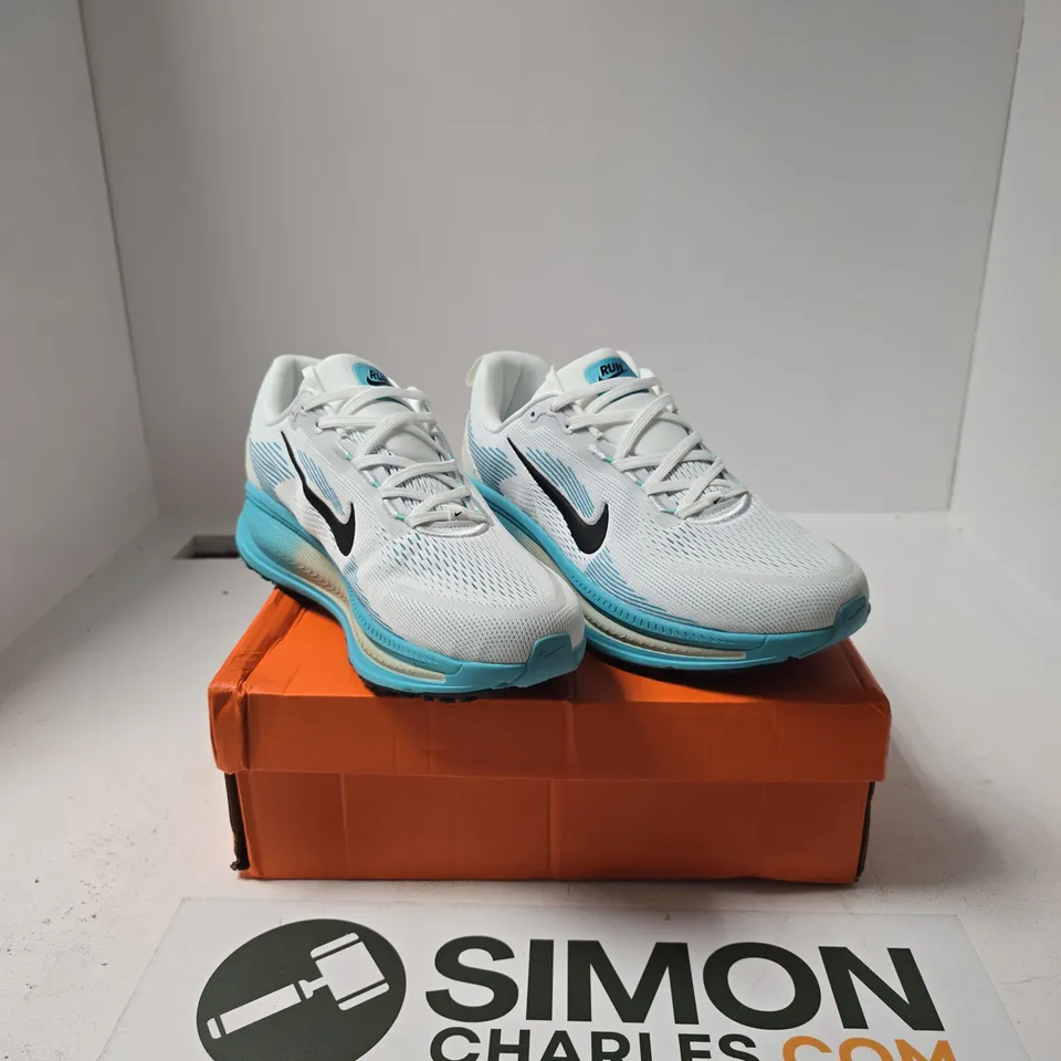 BOXED PAIR OF NIKE VOMERO 18 TRAINERS SIZE UK 9