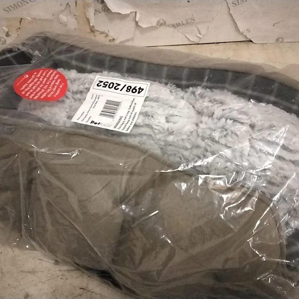 PETFACE GREY CHECK AND BAMBOO OVAL PET BED SIZE: MEDIUM