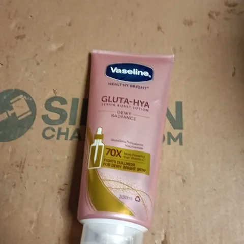 APPROXIMATELY 20 ASSORTED COSMETIC ITEMS INCLUDING VASELINE SERUM BURST LOTION , DOVE BODY WASH AND VANILLA POWDER BODY WASH 