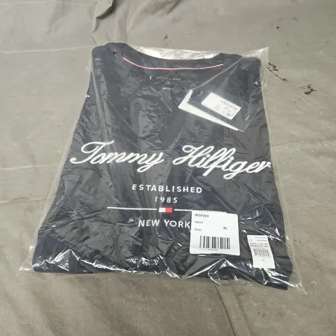 TOMMY HILFIGER LOGO SCRIPT TEE IN DESERT SKY SIZE XL