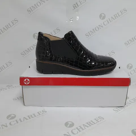 BOXED PAIR OF RIEKER CROC FINISH ANKLE BOOTS IN BLACK SIZE 6