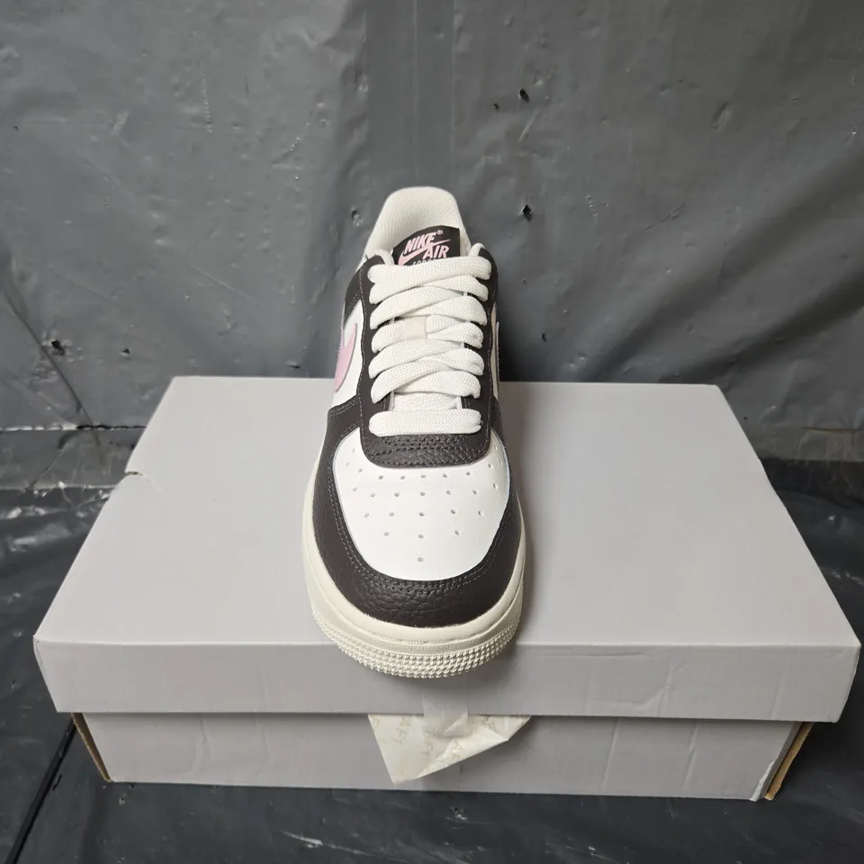 BOXED PAIR OF NIKE WOMENS AIR FORCE 1 07 TRAINERS IN WHITE/BLACK/PINK - UK 5.5