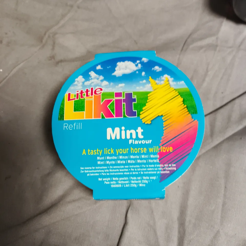 APPROXIMATELY 30 ASSORTED PET ITEMS INCLUDING LITTLE LIKIT HORSE TREATS , BANOV SHAMPOO AND PIPPOT SKIN SPRAY