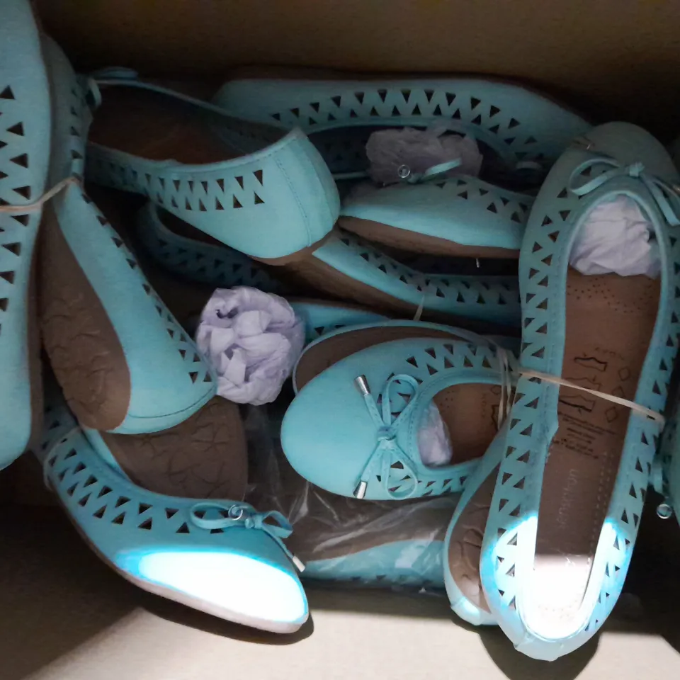 APPROXIMATELY 10 PAIRS OF FLAT SLIP ON SHOES TO INCLUDE SIZE 7